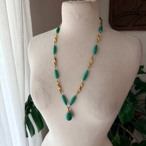 Green Stone & Gold-Tone Pendant Necklace – Vintage Style